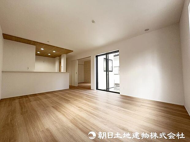 <ダイニング>対面キッチン前の広いダイニングスペースでお食事を召し上がっていただけます。