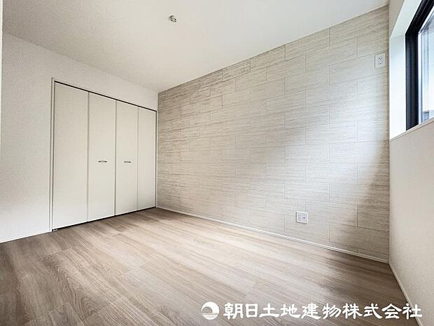 <洋室>リビングとつながる明るい洋室5帖です。