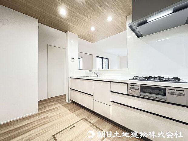 <キッチン>お料理中も会話が弾む対面キッチンです。