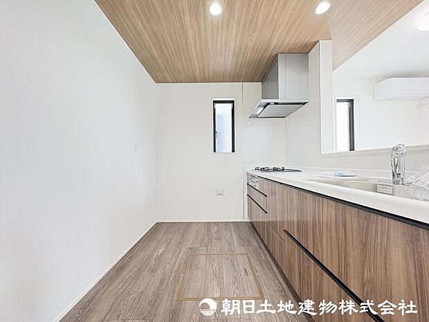 <キッチン>冷蔵庫や食器棚を置いても広い家事スペースを確保しています。