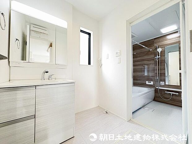 <洗面室>キッチン背面から使え家事動線がスムーズです。