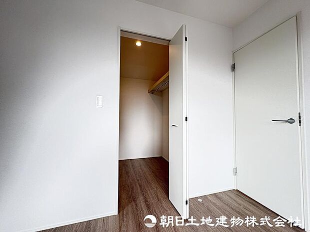 <収納>ご夫婦で使えるウォークインクローゼットも魅力です。