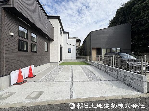 <カースペース>車並列2台駐車可能&奥にはお庭もあります。