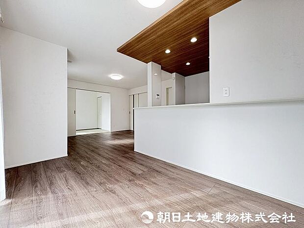 <ダイニング>対面キッチン前の広いダイニングスペースです。