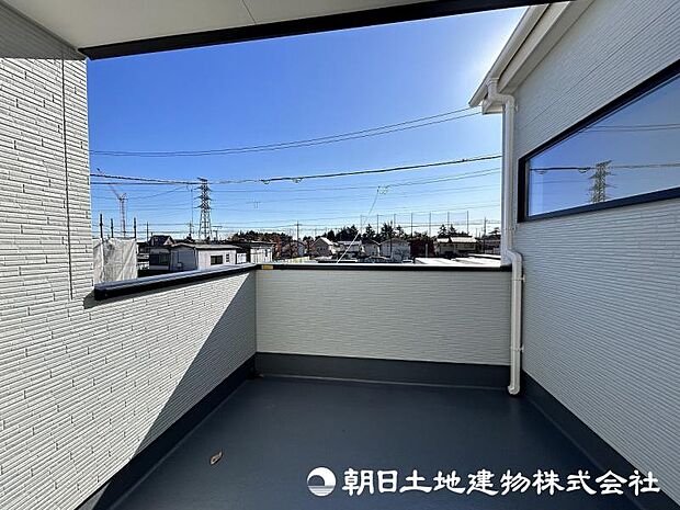 ＜バルコニー＞お洗濯物をゆったりと干せる広いバルコニーです。