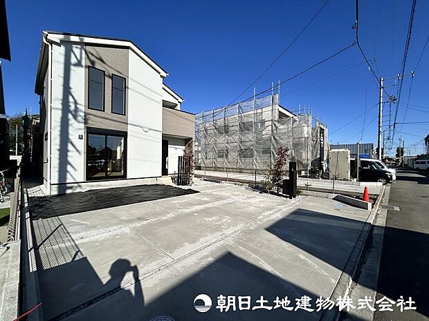 ＜外観＞カースペース車並列2台と自転車もゆったりと置けます。