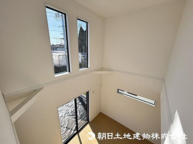 ＜リビング＞吹き抜け上部の窓から光が降り注ぐ明るいリビングです。