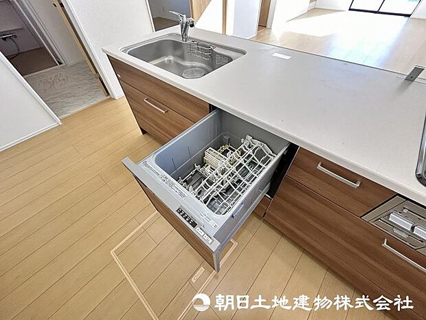 ＜キッチン＞奥様に人気のビルトイン食器洗浄機付です。