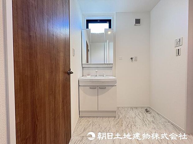 ＜洗面台＞すっきりと収納ができる三面鏡タイプの洗面台です。