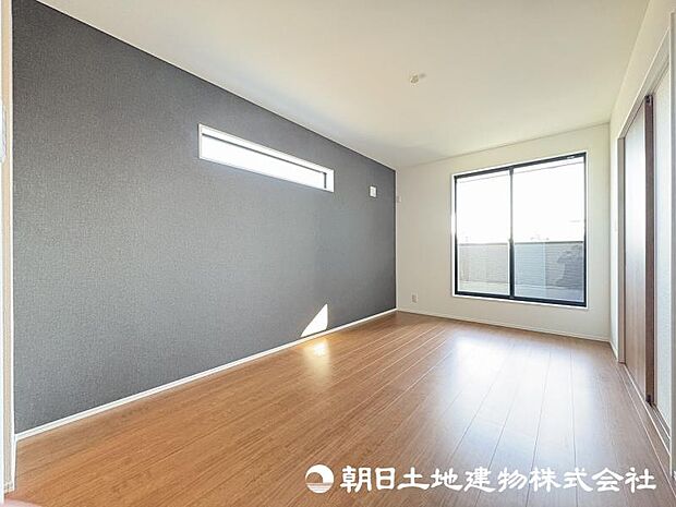 ＜主寝室＞バルコニーに面した明るい主寝室7帖です。