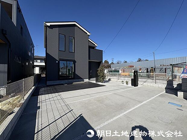 ＜カースペース＞車並列2台と自転車もゆったりと置けます。