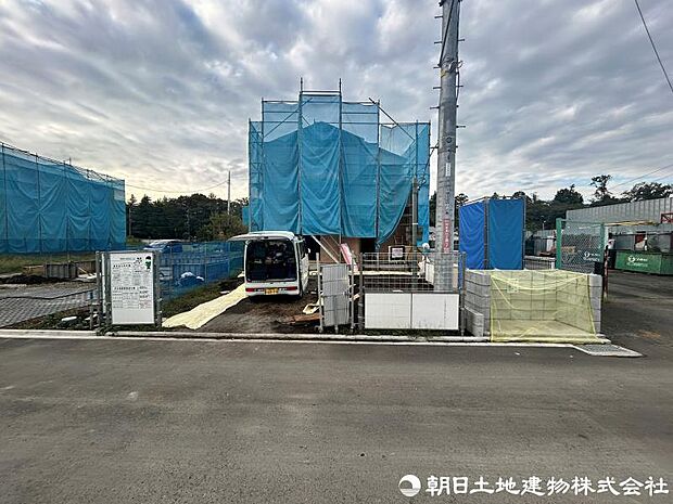＜現地＞東南道路に面して陽当たり良好です。