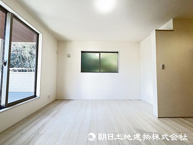 ＜主寝室＞バルコニーに面した明るい主寝室7.3帖です。