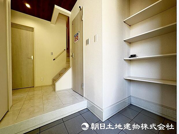 ＜玄関＞可動棚で靴を整理整頓できます。