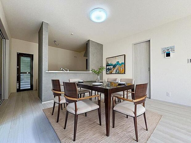 ＜ダイニング＞対面キッチン前の広いダイニングスペースでお食事を召しあがっていただけます。（家具イメージ）