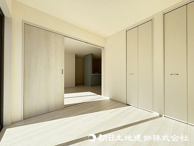 ＜洋室＞リビングとつながる明るい洋室4.5帖です。