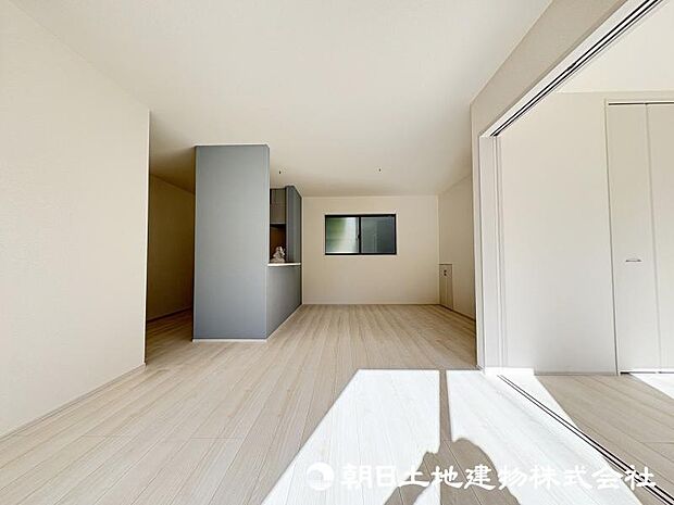 ＜リビング＞三方向に窓がある明るい三面採光のＬＤＫです。