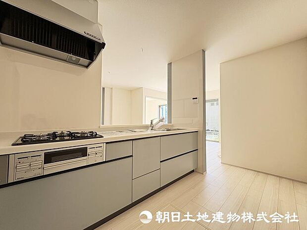 ＜キッチン＞お料理中も会話が弾む対面キッチンです。