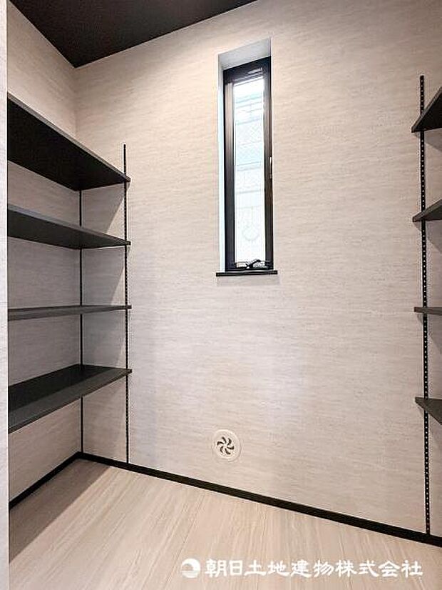 <パントリー>キッチン奥に、ストック品等を収納できるパントリーがございます