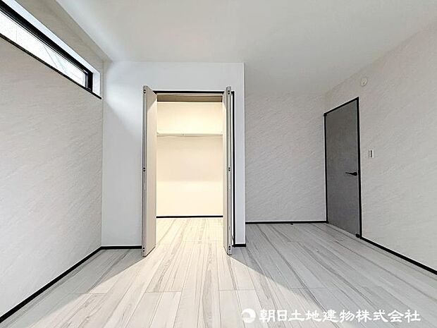<主寝室>約7帖のストレージルームは、主寝室にちょうど良い広さです