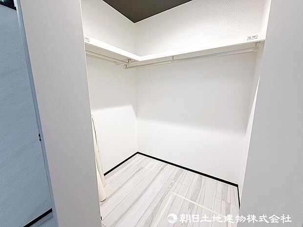 <ウォークインクローゼット>主寝室にはウォークインクローゼット。各居室にもクローゼットがございます