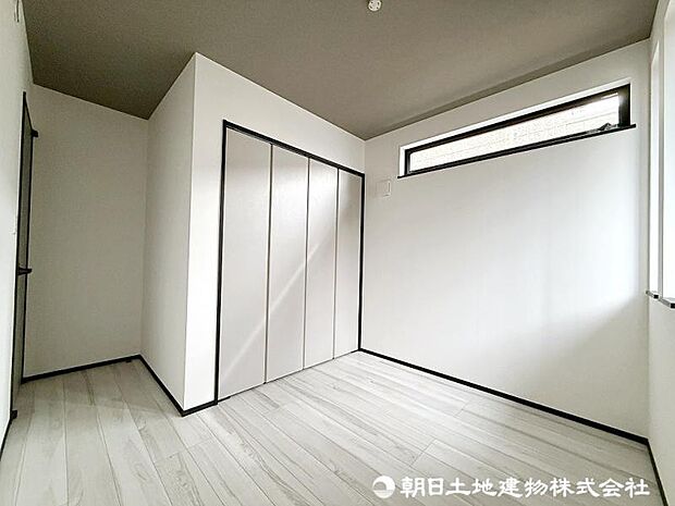 <洋室>天井にアクセントクロスを採用、落ち着いた空間です