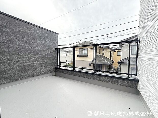 <バルコニー>ダイニングから出入りできる、2階のバルコニーです