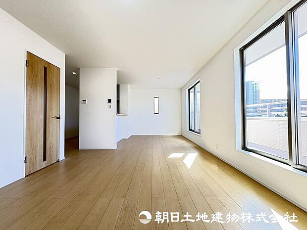 ＜リビング＞バルコニーに面した明るいＬＤＫ17帖です。