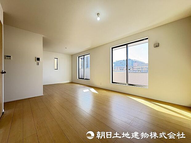 ＜リビング＞周囲からの視線が気にならない2階リビングでお寛ぎいただけます。