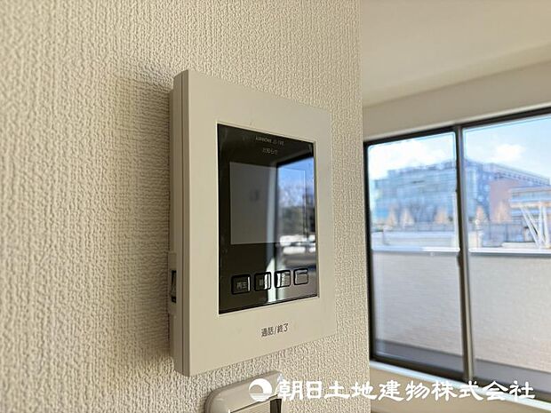 ＜インターフォン＞見やすいカラーモニター付きです。