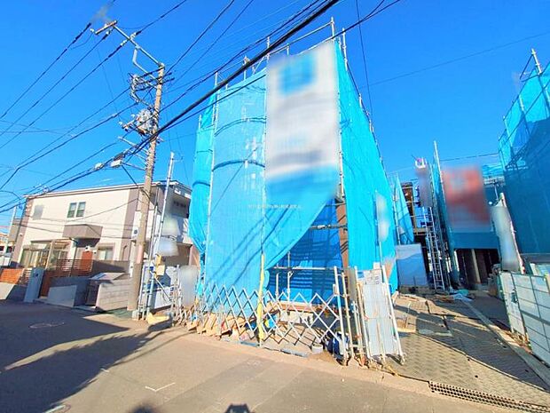 <現地>外壁は重厚感のある総タイル貼りです。