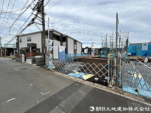 <現地>外壁総タイル貼りで重厚感のある外観となります。