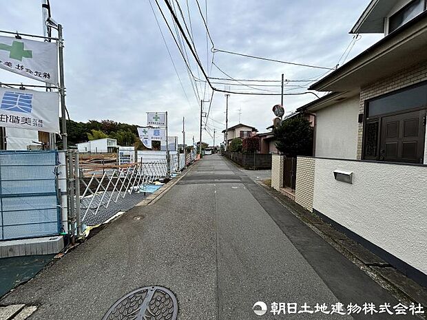 <現地>駅徒歩圏の静かな住宅地内に立地しています。スーパー徒歩10分で便利です。