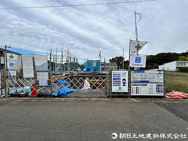 <現地>外壁は重厚感のある総タイル貼り。南西道路に面して陽当たり良好です。