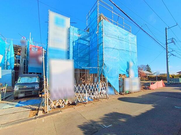 ＜現地＞外壁は重厚感のある総タイル貼り。南西道路に面して陽当たり良好です。