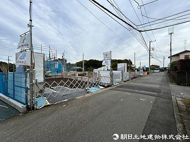 <現地>電動シャッターやカップボード、宅配ボックス等の設備も充実しています。