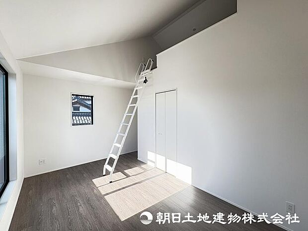 <寝室>勾配天井&ロフトのある開放的な寝室8.25帖です。