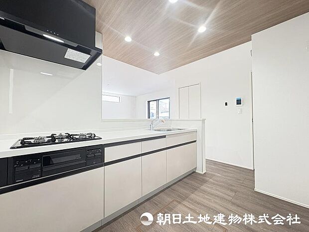 <キッチン>お料理中も会話が弾む対面キッチンです。