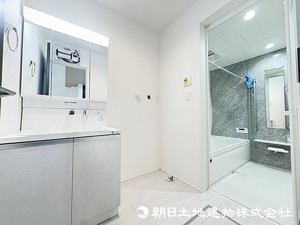 <洗面室>キッチンに近く家事動線がスムーズです。