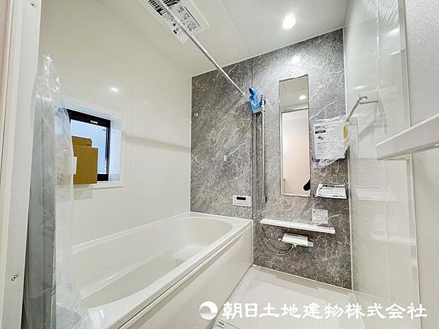 <浴室>1坪タイプの広いユニットバスです。