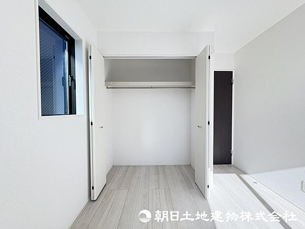 <収納>各洋室にクローゼットがありお洋服をすっきりと収納できます。