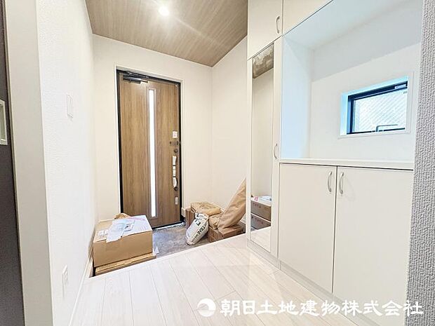 <玄関>身だしなみをチェックできるミラー付きです。