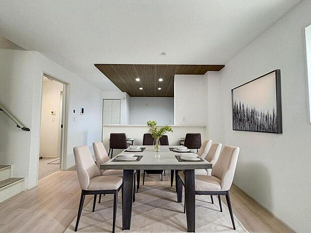 <ダイニング>対面キッチン前の広いダイニングスペースでお食事を召しあがっていただけます。(家具イメージ)