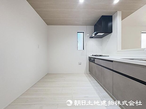 <キッチン>冷蔵庫や食器棚を置いても広い家事スペースを確保しています。