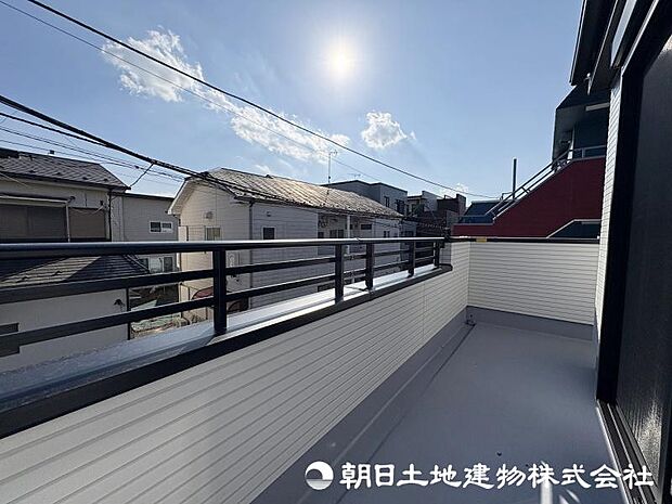 ＜バルコニー＞東南向きの広いバルコニーです。