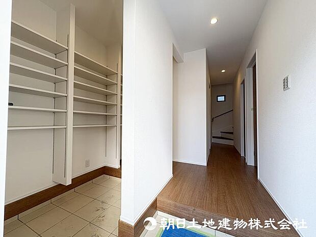 ＜玄関＞ベビーカーやゴルフバックを置ける広いシューズインクローゼットも魅力です。