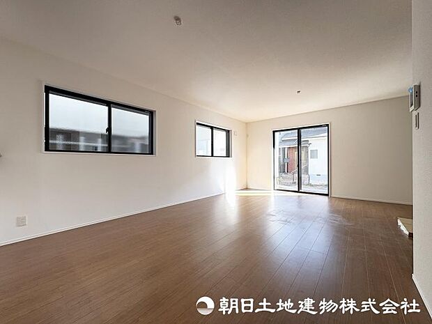 ＜リビング＞東南向きの大きな窓がある明るいリビングです。