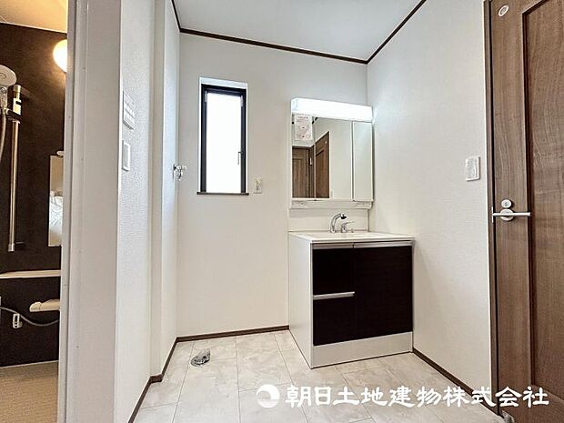 <洗面室>キッチン横から使え家事動線がスムーズです。