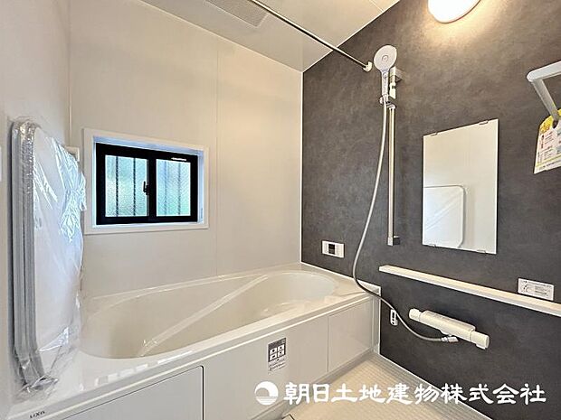 <浴室>1坪タイプの広いユニットバスです。