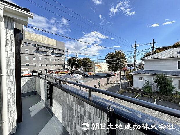 <バルコニー>東南向きで陽当たり良好です。